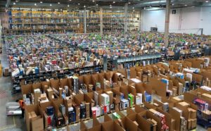 Read more about the article Amazon, der edle Spender: Künftig gibt es 12 Euro Mindestlohn – plus Peitschenhiebe